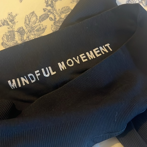 ***WORN ONCE*** Alo ribbed high waisted full length Yoga Pants - Picture 3 of 4